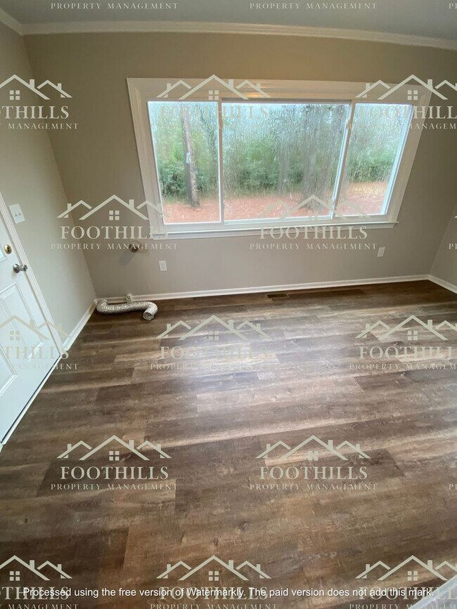 Building Photo - Charming 3BR/1BA Haven with Fireplace, New...