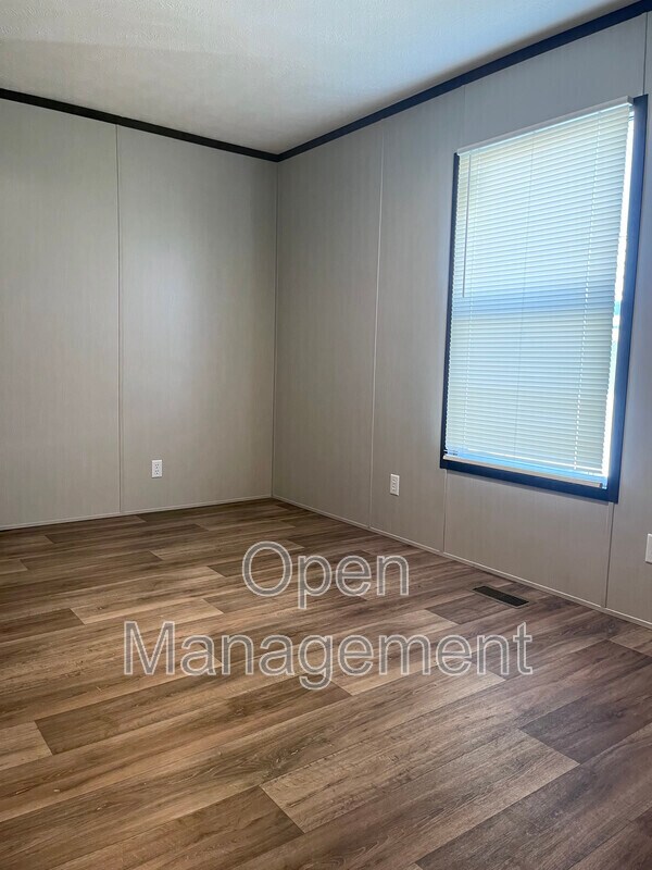 Building Photo - 3305 Diamond Dr