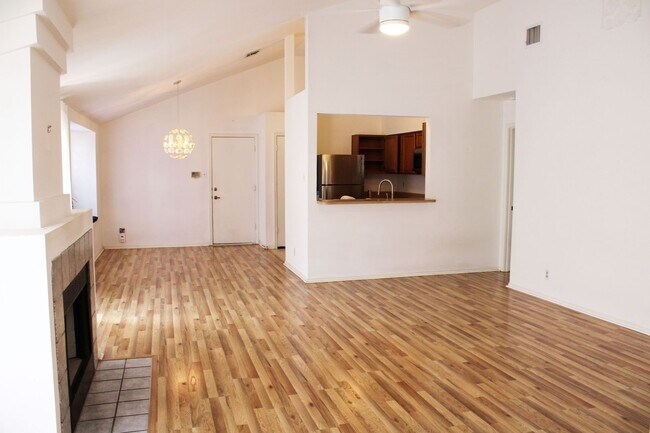 Building Photo - 3-BEDROOM IN CASTLE HILLS FOREST