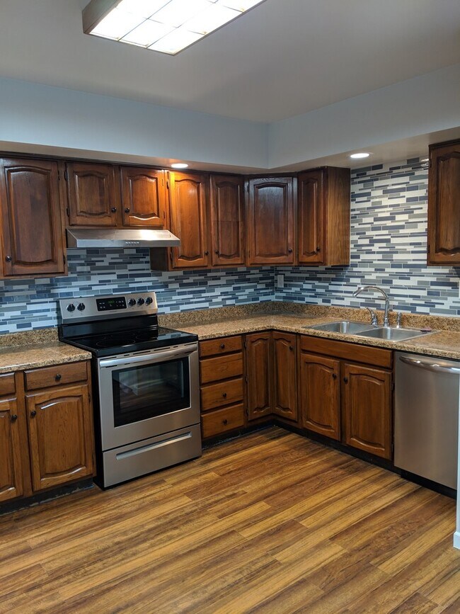 Building Photo - 3 Bedroom/1.5 Bathroom Condominium