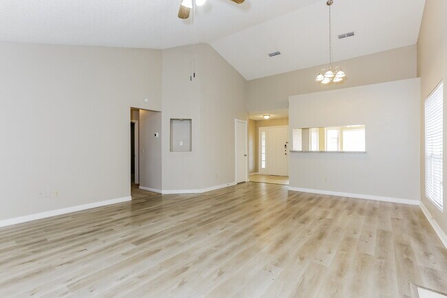 Foto del edificio - 7024 Wooddale Dr