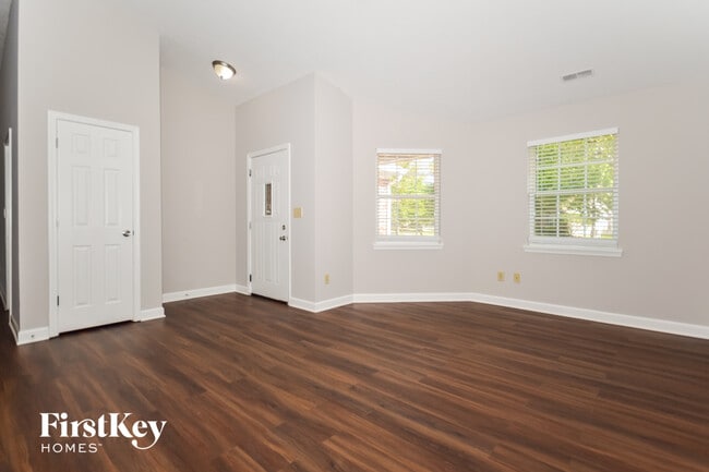 Foto del edificio - 1050 Oak Leaf Rd