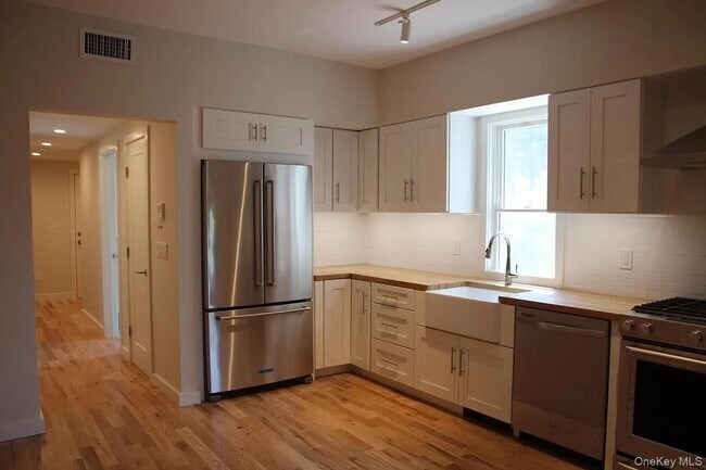 Foto del edificio - 437 Warburton Ave