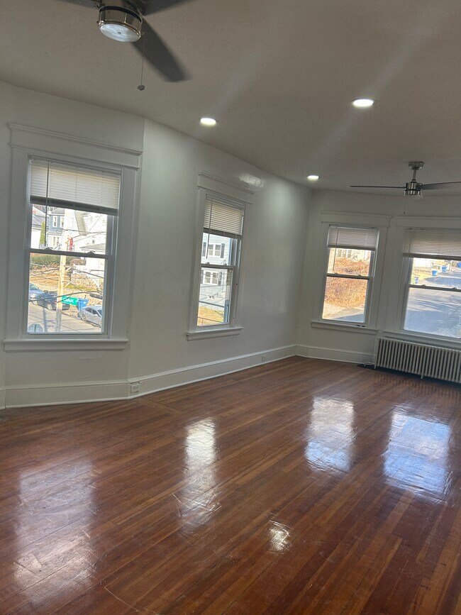 Sala de estar. Vista lateral de la calle. - 214 Oak St