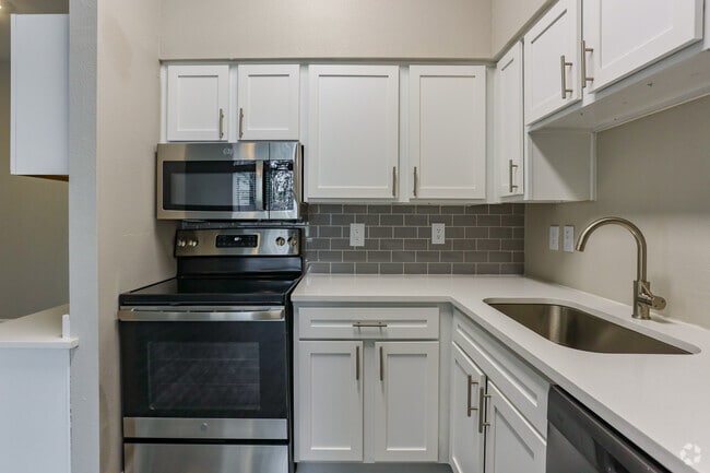 2 BR, 2 BA - 984 SF - Westmount at Mason Creek