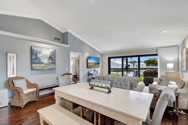 Building Photo - 515 Club Dr