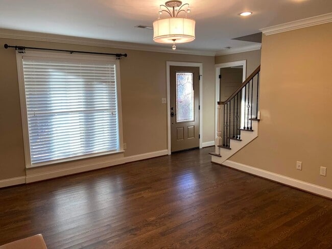Building Photo - 909 Avon Pl