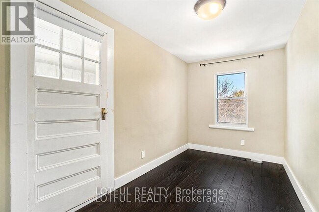 Building Photo - 11 Champagne Ave S