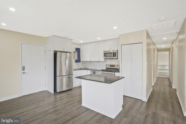 Foto del edificio - 728 Carson Ave