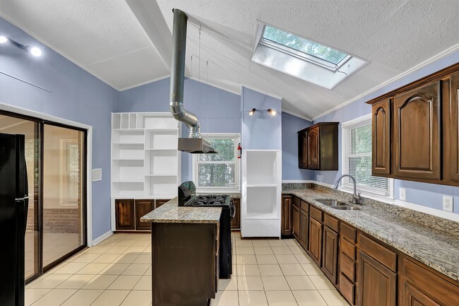 Building Photo - Beautiful, Newly Renovated 5 Bed 2 Bath si...