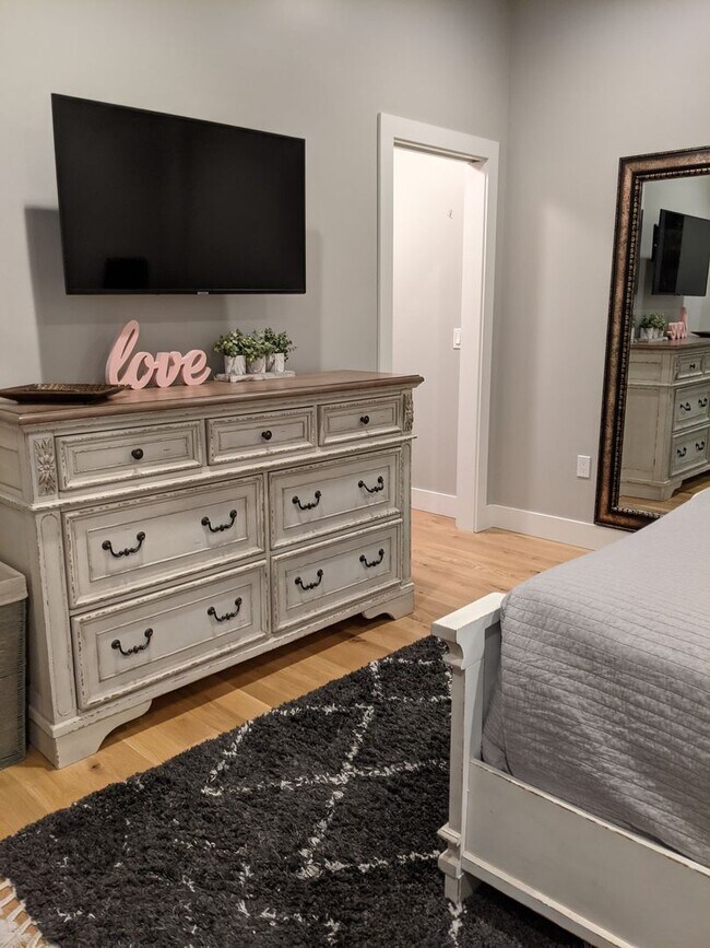 Foto del edificio - Summer 2026 in Downtown Bozeman? Upscale, comfortable, and fully furnished