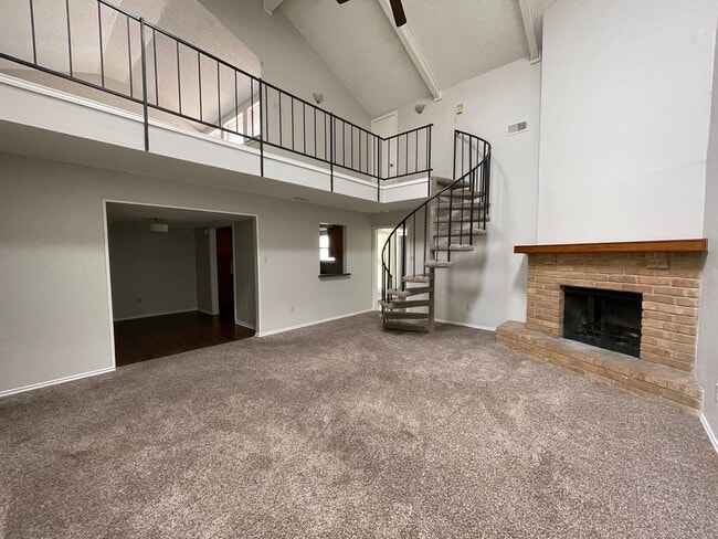 Building Photo - Spacious Townhome in the heart of Irving