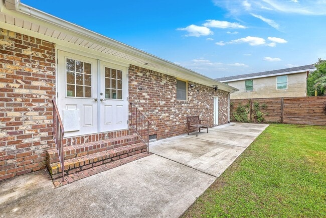Building Photo - Available Now: Brick Ranch in West Ashley'...