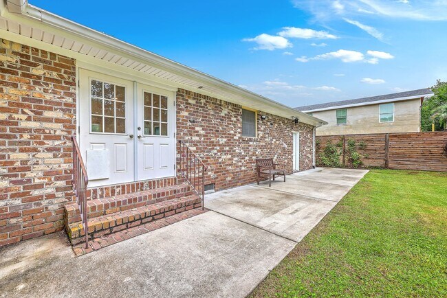 Foto del edificio - Available Now: Brick Ranch in West Ashley's Church Creek