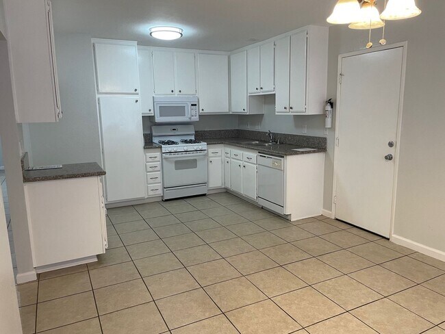 Building Photo - BEAUTIFUL UPDATED 3 BED, 2 BATH