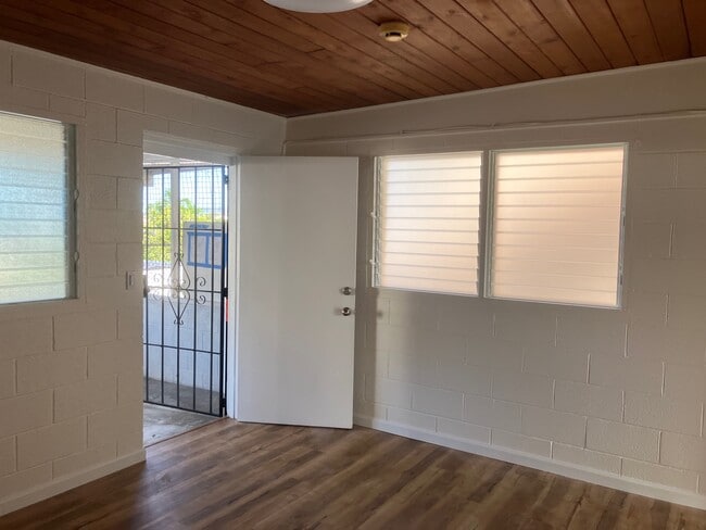 Building Photo - 1570 Pohaku St