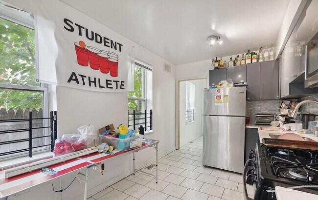 Foto del edificio - Stunning 6-Bedroom Townhome Near Temple University! Available August 2026!