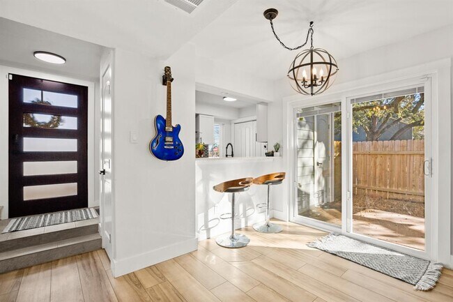 Foto del edificio - 7001 Woodhue Dr
