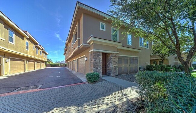 Building Photo - COMING SOON! Adorable 2 Bed 2 Bath in Downtown Phoenix