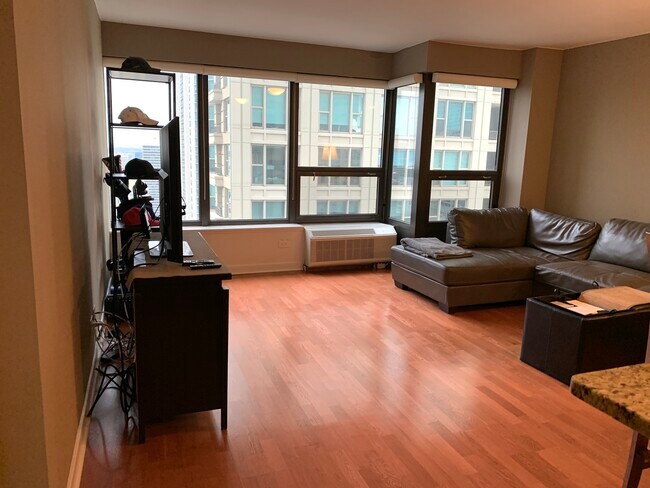 Foto del edificio - 30 E Huron St