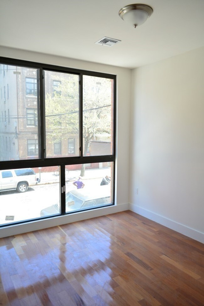 Foto del edificio - 296 Throop Ave