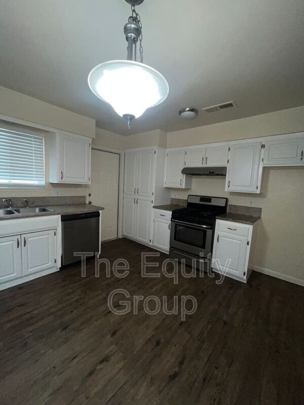 Building Photo - 547 W Tulare Ave