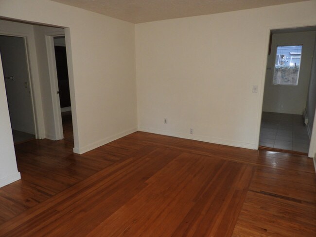 Building Photo - Cozy 2 BR light and bright!