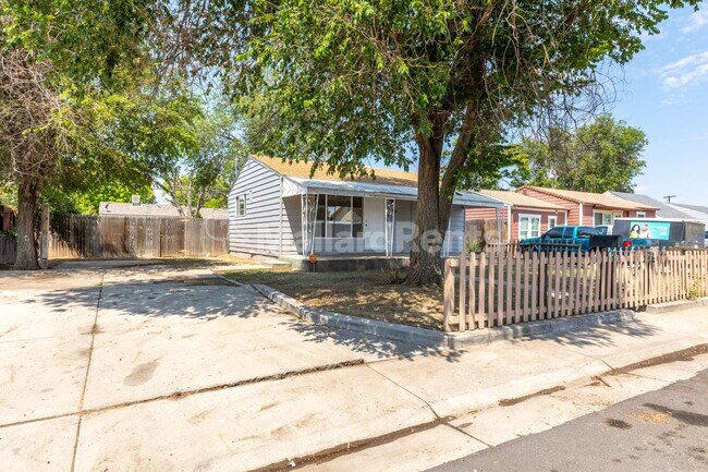 Building Photo - Move In Special $1000 off August Rent!