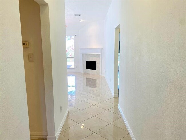 Foto del edificio - 19942 Cresent Creek Dr