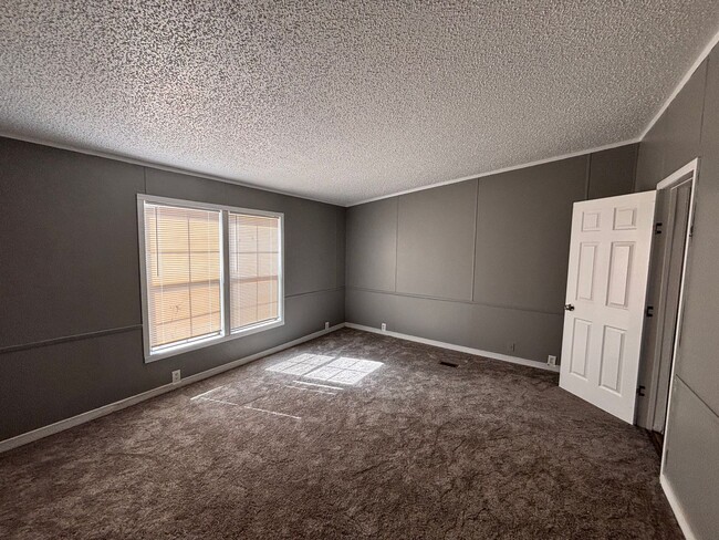 Building Photo - 3950 White Pine Dr
