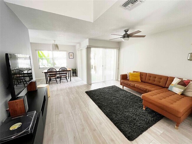 Foto del edificio - 9832 NW 9th Ct
