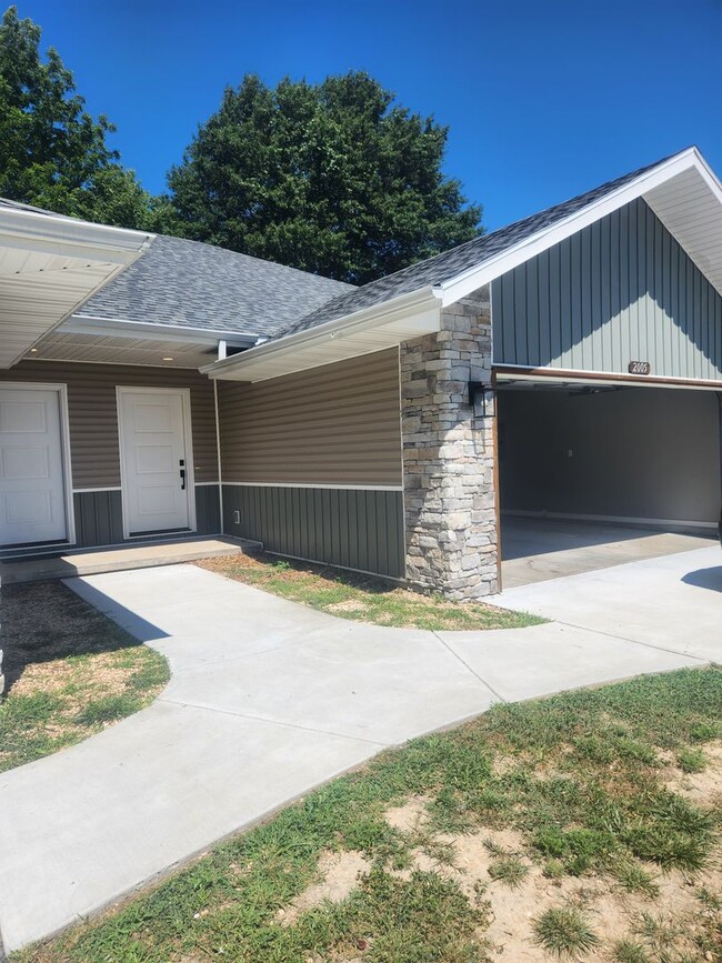 Building Photo - Beautiful newly built duplex in southwest ...