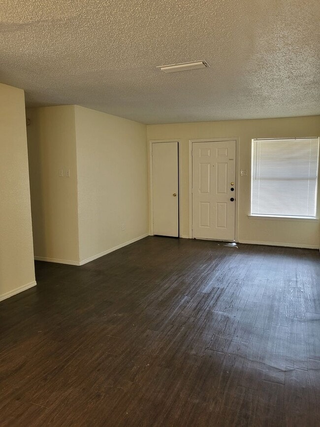 Building Photo - 1417 Laura Ln
