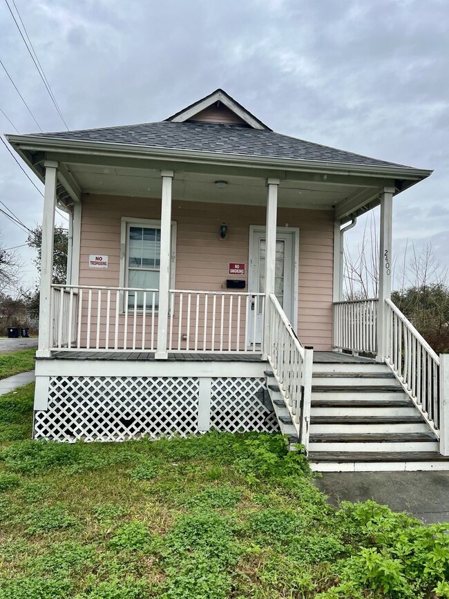 Building Photo - 2400 Mazant St