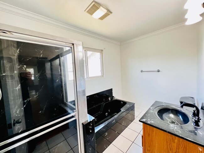 Building Photo - 4 BED HOUSE with Garage, Yard, Pets Consid...