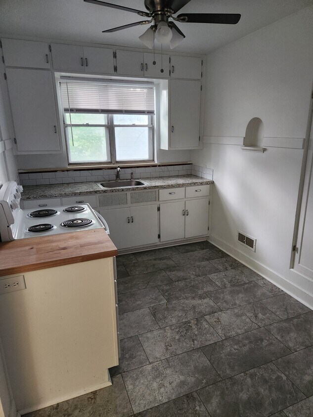 Kitchen - 610 Sycamore St