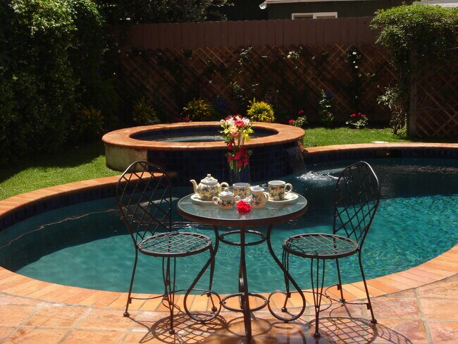 Disfrute del desayuno al aire libre junto a la piscina. - 14024 Peach Grove St