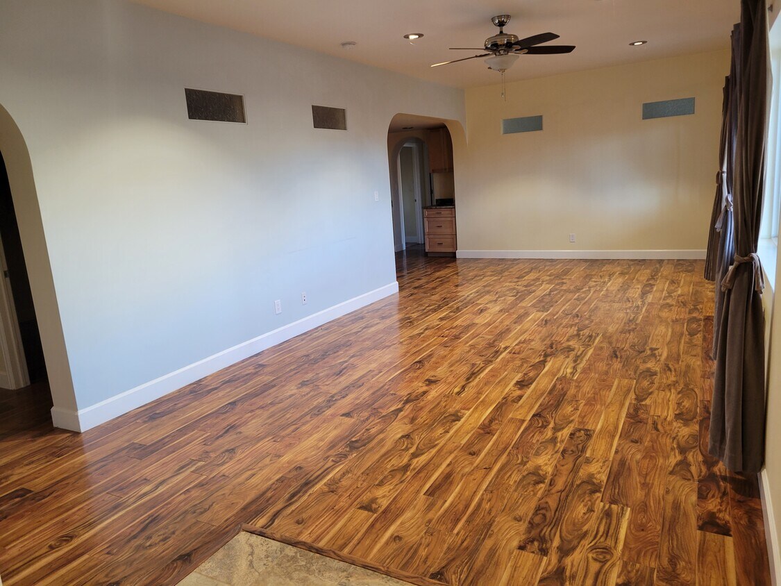Living room - 1121 Stone Canyon Rd