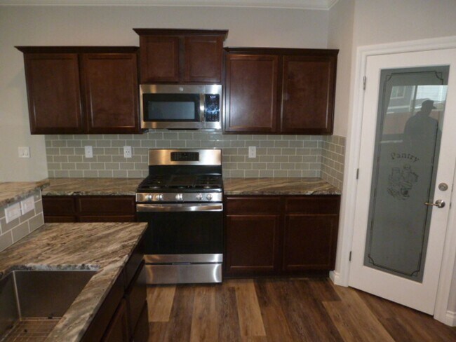 Foto del edificio - Almost New Four Bedroom, Two Bath Home in ...