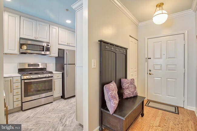 High quality living - 12913 Alton Sq