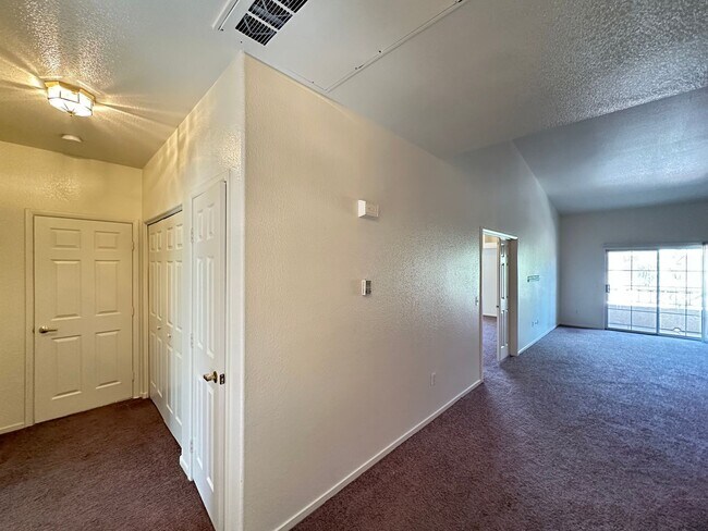 Building Photo - Silver Pines