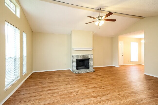 Foto del edificio - 1125 Hidden Creek Dr