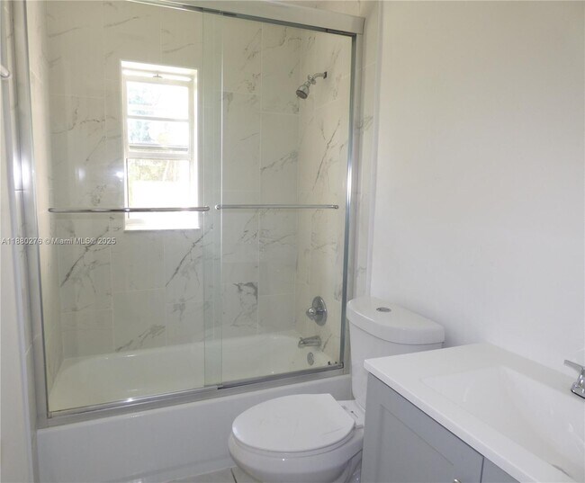 Foto del edificio - 3560 NW 8th St