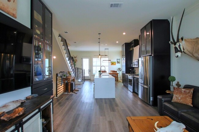 Building Photo - Move In Ready! Marquee Unit at West Oak To...