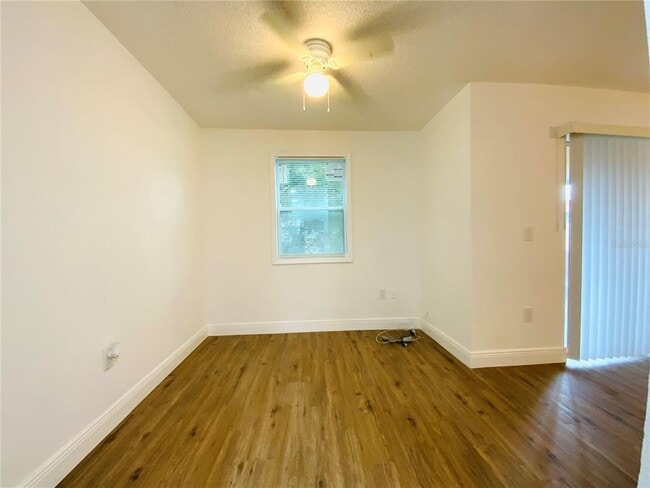 Foto del edificio - 305 Wellington Ct
