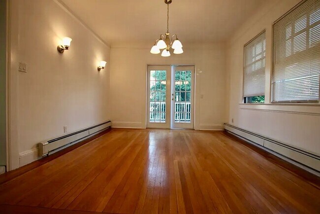 Building Photo - 1522 Dwight Pl