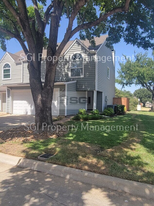 Primary Photo - Fabulous Upgrated 2 BR Half Duplex