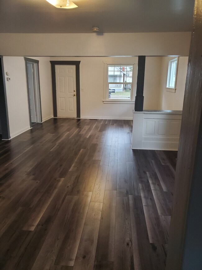 Building Photo - 1223 W Chelan Ave