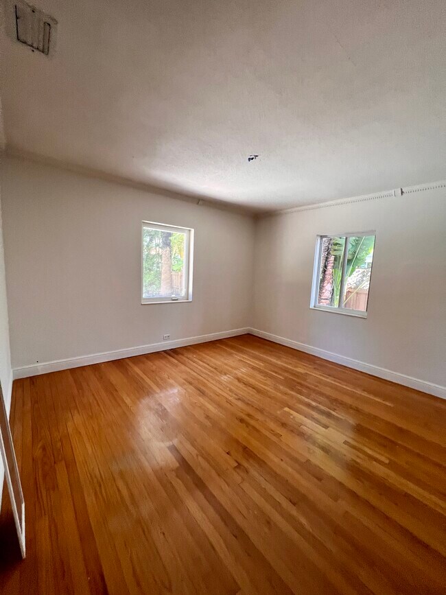 Foto del edificio - 839 NE 73rd St