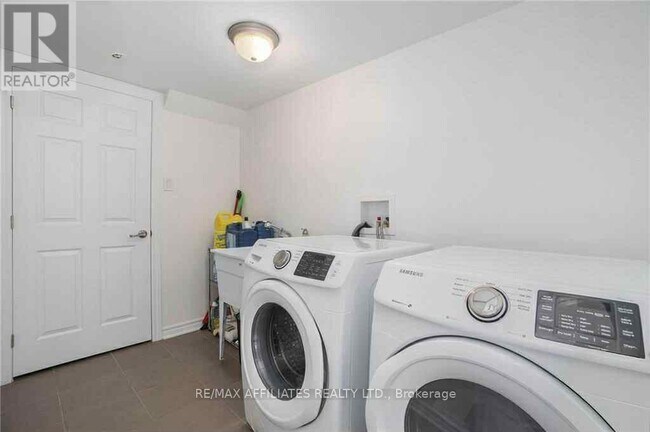 Photo du bâtiment - 596 Foxlight Cir